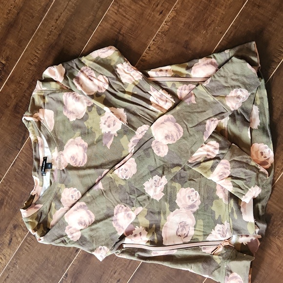 Stella & Dot Crush It Pullover in Green snd Pink Camo - Picture 3 of 6